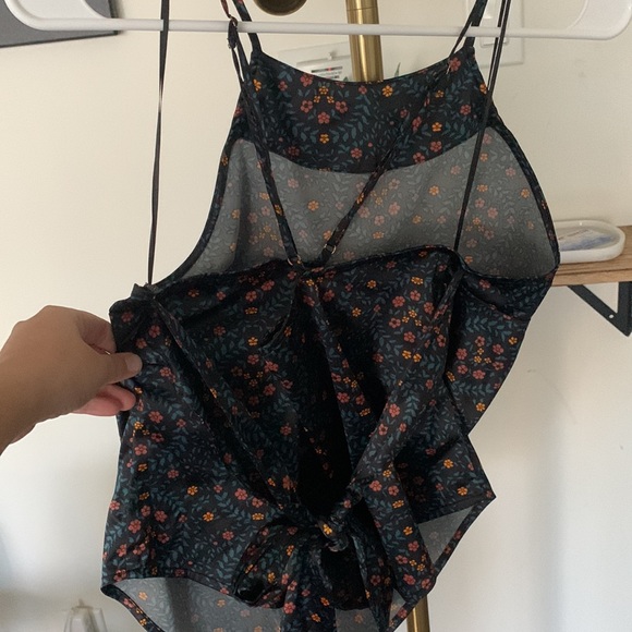 Floral print high neck, tie back tank top - Picture 2 of 2